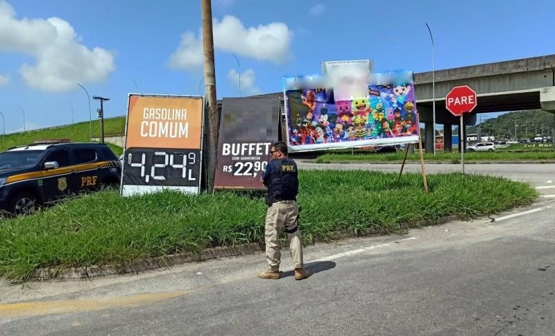 Placas que prejudicavam visualização da sinalização são retiradas na BR 101 em Imbituba