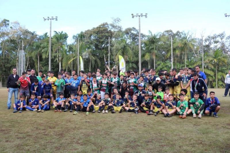 Festival de escolinhas reúne jovens atletas na sede da Coopercocal