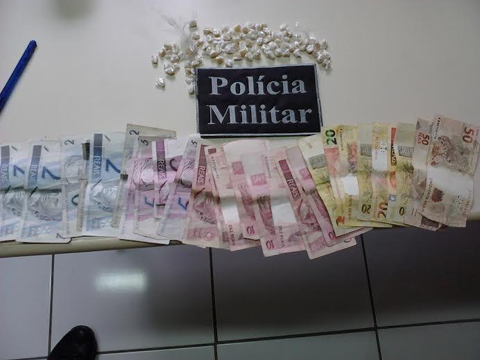 Jovem de 25 anos é flagrado com 84 pedras de crack e R$ 352 em dinheiro