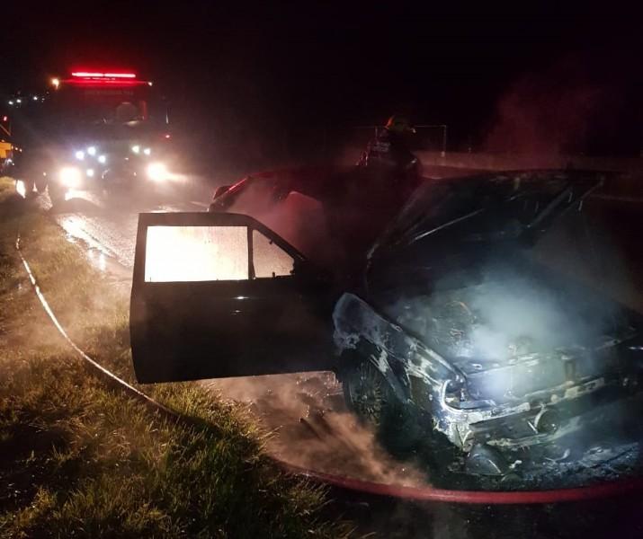 Carro com placas de Criciúma pega fogo na BR-101