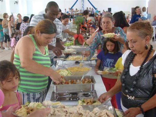 Associações confraternizam com famílias carentes no bairro Pinheirinho