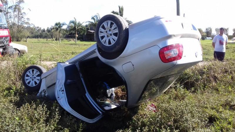 Após capotamento, crianças e motorista são encaminhadas ao hospital