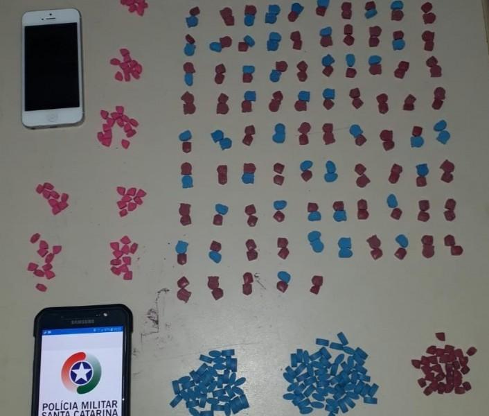 Dupla é presa em Içara com 535 comprimidos de ecstasy