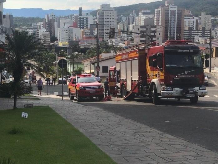 Bombeiros combatem princípio de incêndio em apartamento no Centro de Criciúma