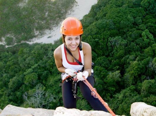 Morro dos Conventos: balneário oferece rapel, trilhas e esporte na areia