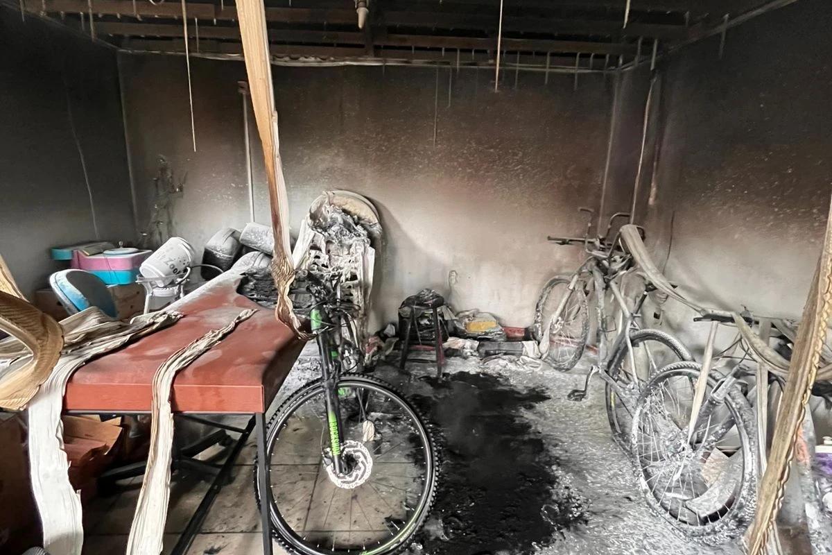 Bateria de scooter elétrico pega fogo dentro de garagem