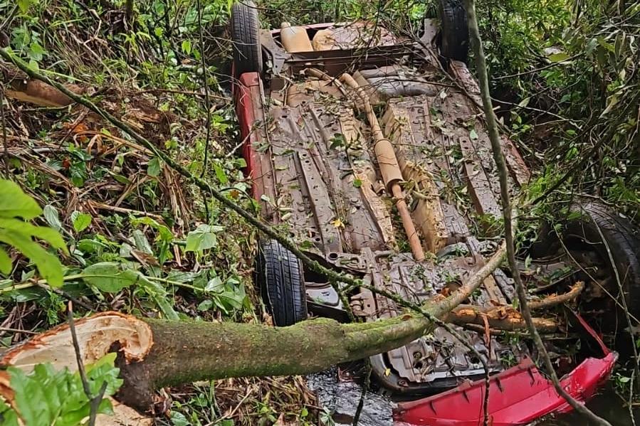Mulher é encaminhada ao hospital após carro cair em vala de irrigação