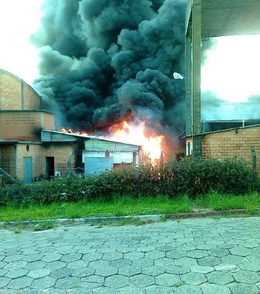 Incêndio atinge depósito de fábrica de artigos plásticos em Içara