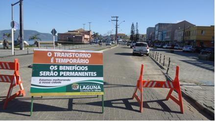 Recolocação de paver no centro histórico altera trânsito em Laguna
