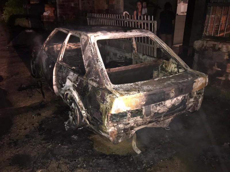 Carro é consumido por incêndio em Morro da Fumaça