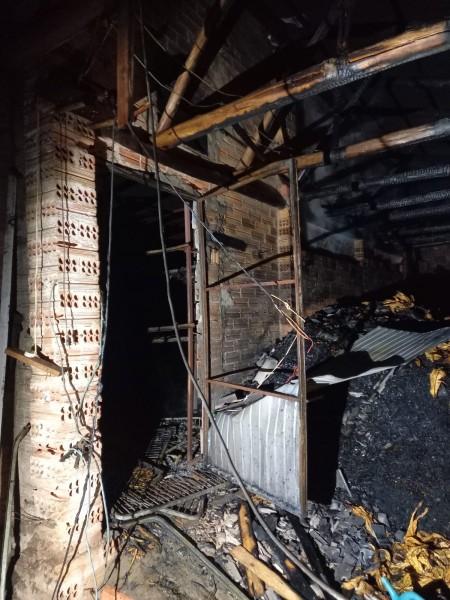 Içara: incêndio em estufa de fumo e residência mobiliza bombeiros