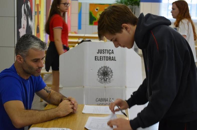 Seis escolas participam de votação no primeiro dia