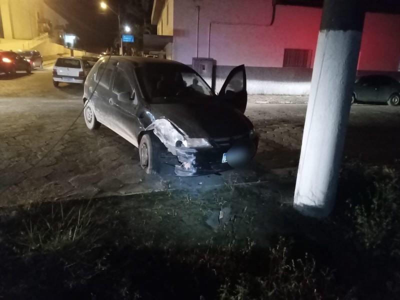 Motorista colide carro contra poste em Sangão