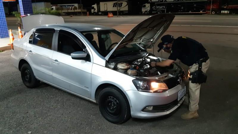 PRF recupera veículo furtado e com placas falsas na BR-101, em Tubarão 