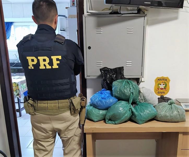 PRF prende homem com mais de seis quilos de skunk na BR-101 em Sombrio
