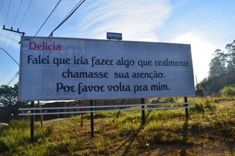 Homem usa outdoor para fazer declaração de amor