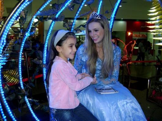 Cinderela visita Criciúma Shopping e encanta crianças e adultos