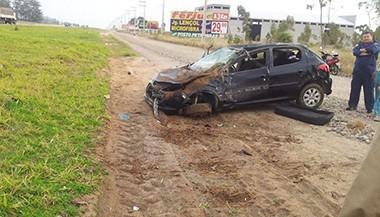 Carro fica destruído após capotar na BR-101