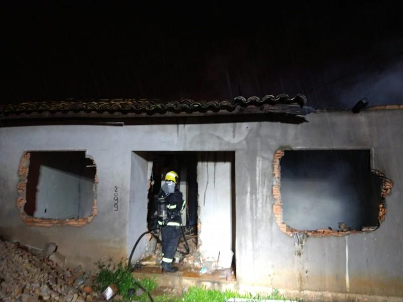 Em Criciúma, residência é atingida por incêndio no bairro São Francisco