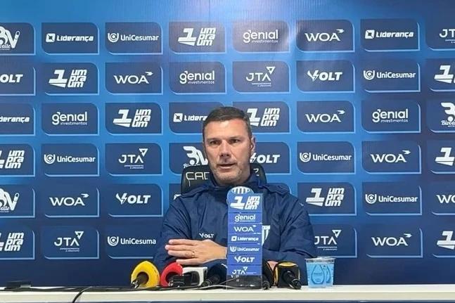 ‘Eles estão comemorando como um título’, afirma técnico do Avaí após empate na Ressacada