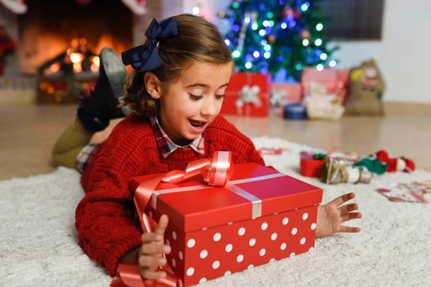 Papai Noel dos Correios inicia entrega de presentes em escolas de Santa Catarina