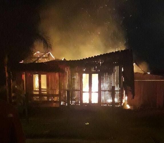De madeira, casa alugada é destruída por incêndio
