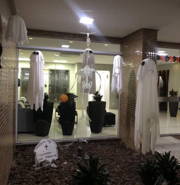 Moradores se reúnem e enfeitam prédio no clima do halloween em Criciúma 