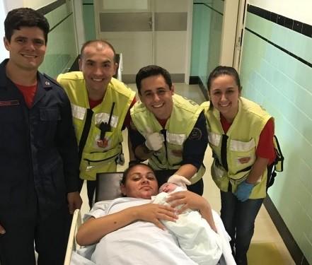 Bombeiros fazem parto de emergência dentro de ambulância