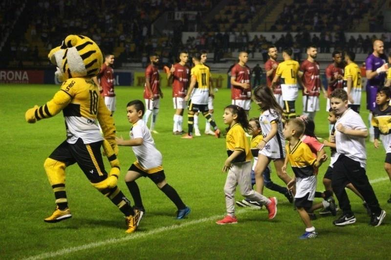 Criciúma abre inscrições para entrada de crianças com jogadores