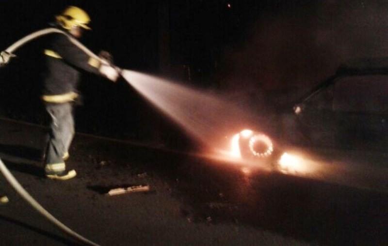 Chamas consomem carro em frente de casa noturna (vídeo)