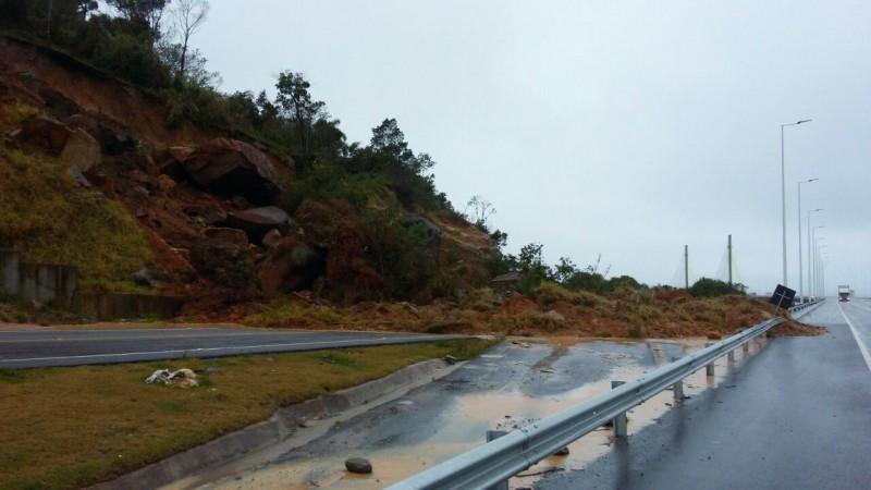 Entulhos na cabeceira da Ponte Anita Garibaldi retirados a partir de quinta