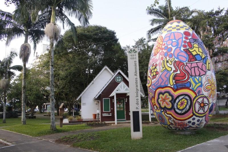 Forquilhinha ganha ovo de seis metros na decoração de Páscoa