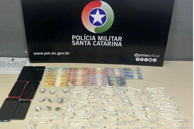 Homens e adolescente são flagrados fracionando entorpecentes em Criciúma