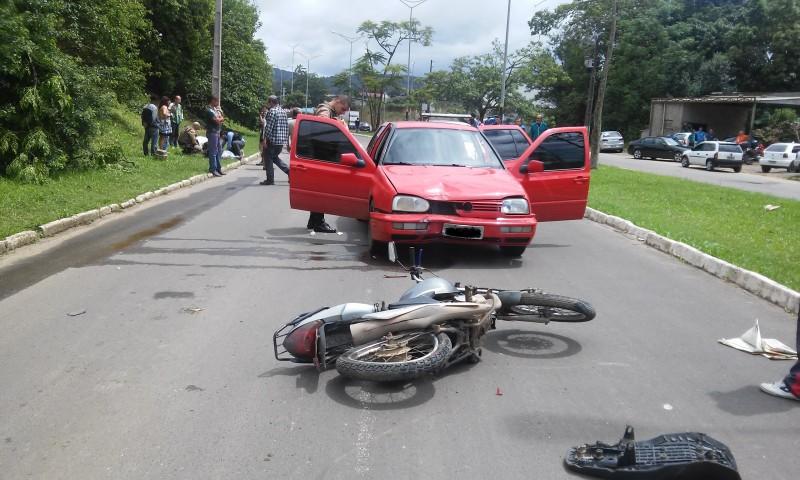 Após perseguição policial, motorista provoca acidente 