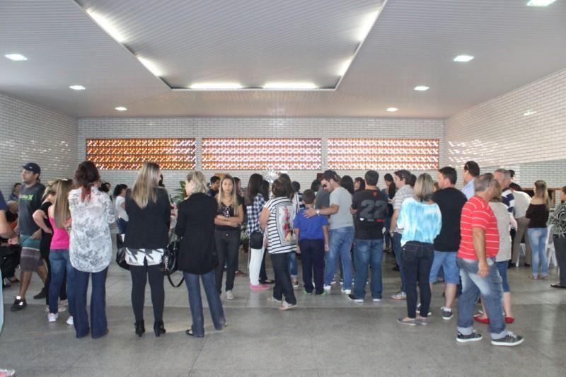 Familiares e amigos comparecem ao velório das vítimas de casa que desabou