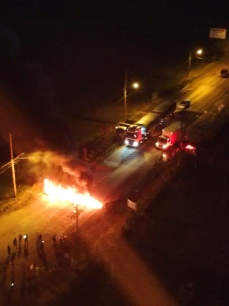 Em protesto a infraestrutura, moradores bloqueiam Rodovia Jorge Lacerda