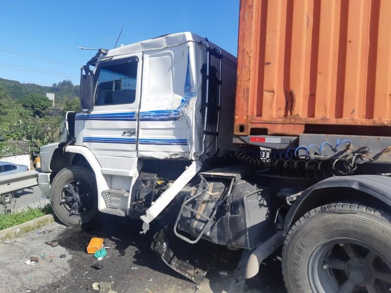 Carreta de Tubarão se envolve em acidente com outros dois veículos na BR-101