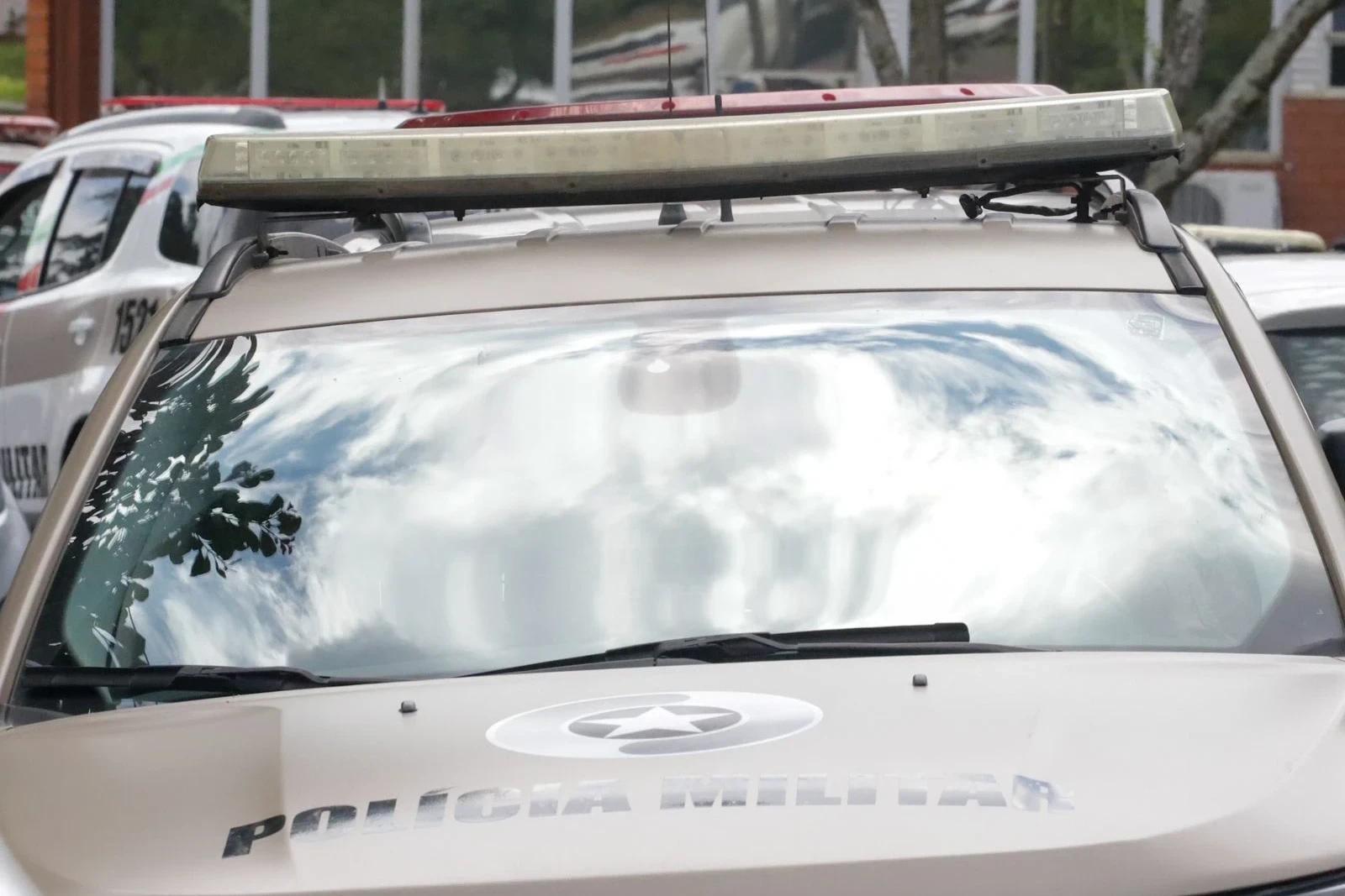Homem persegue ex-companheira e quebra vidro de carro com socos