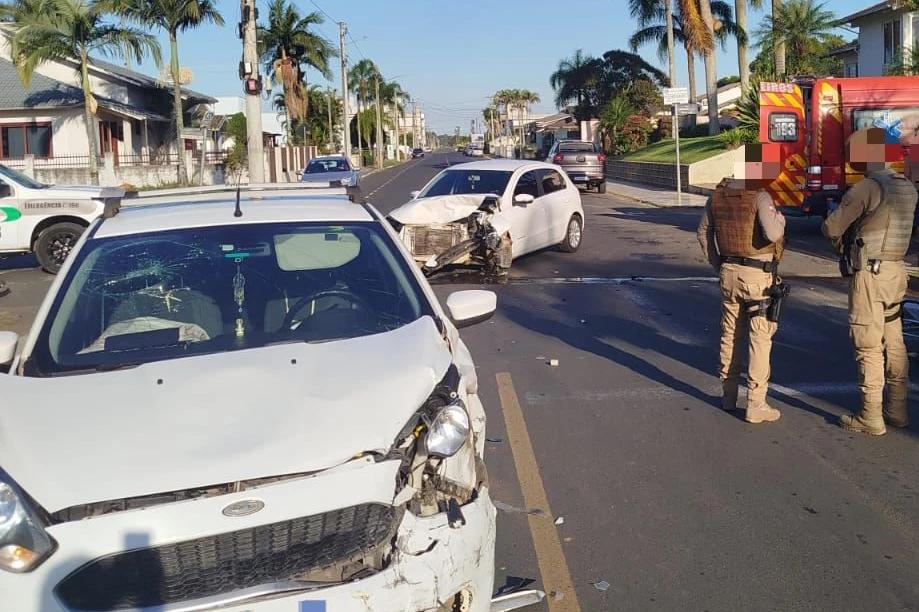 Colisão frontal entre dois veículos deixa motorista ferida