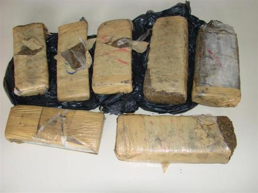 Casal é flagrado quando se dirigia para pegar três quilos de maconha, que estavam escondidos