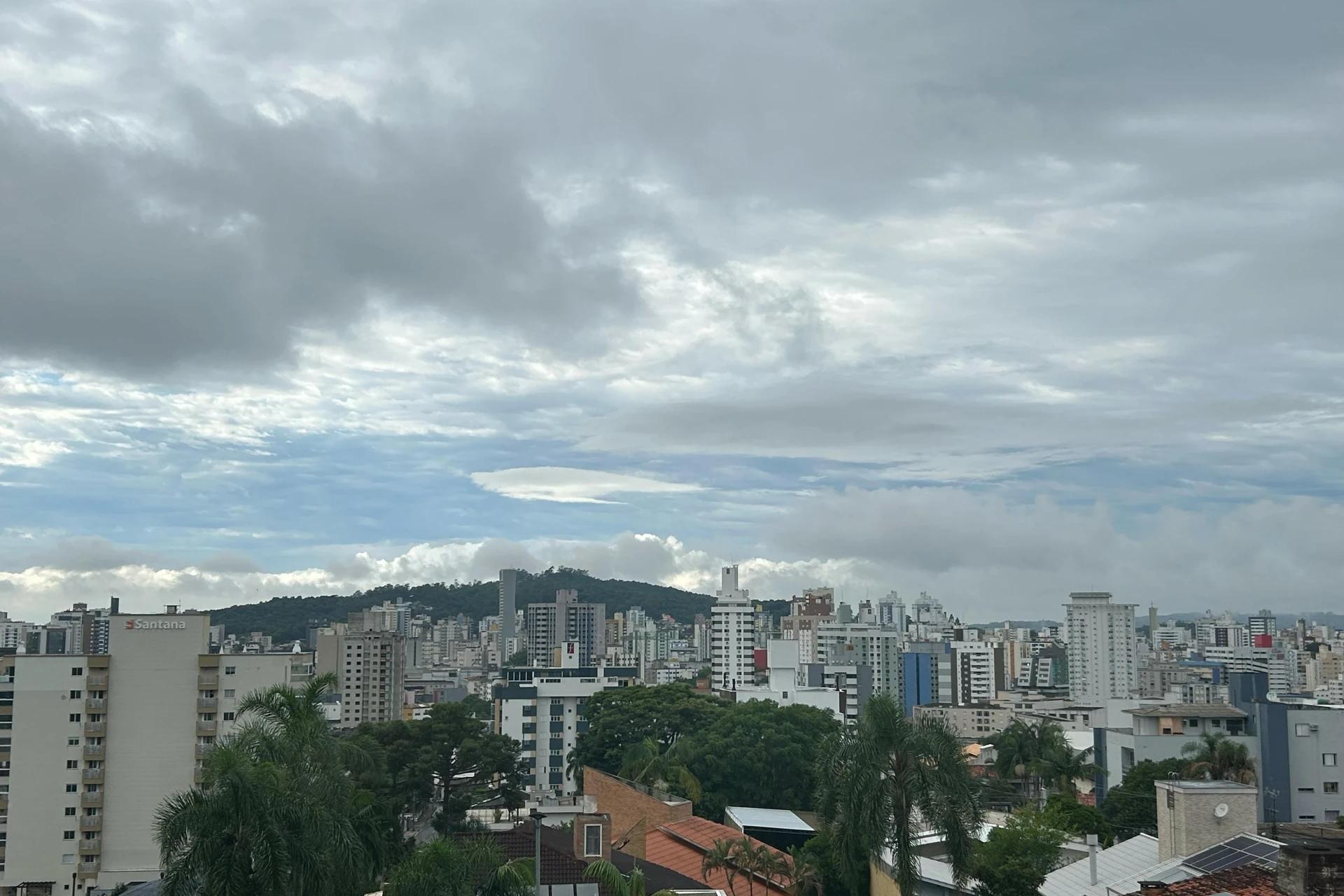 Quinta-feira será marcada por clima nublado e risco de chuvas no Sul de Santa Catarina