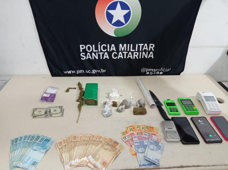 PM apreende mais de meio quilo de maconha e prende homem por tráfico de drogas em Araranguá