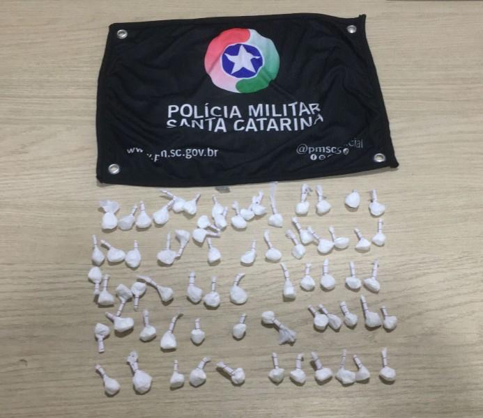 Praia Grande: dupla é presa após PM encontrar 68 buchas de cocaína em carro