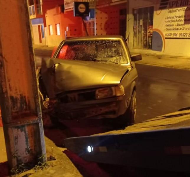 Motorista perde o controle da direção e colide veículo contra poste em Laguna 
