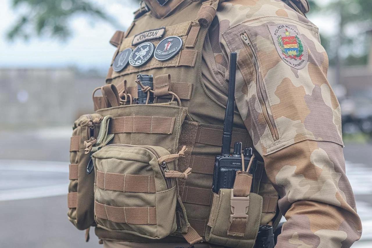 Mulher percebe perseguição, se abriga em barbearia e escapa de assaltante