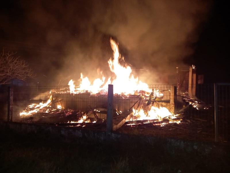 Casa é totalmente destruída pelo fogo em Balneário Rincão
