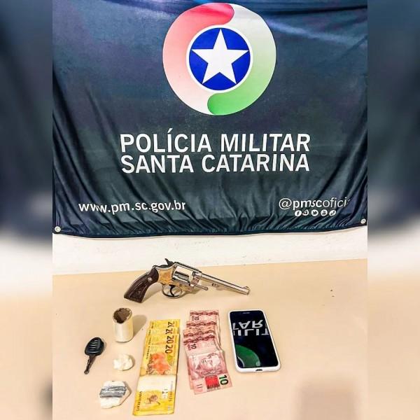 Adolescente com mais de 20 passagens pela polícia é apreendido com crack e revólver em Tubarão