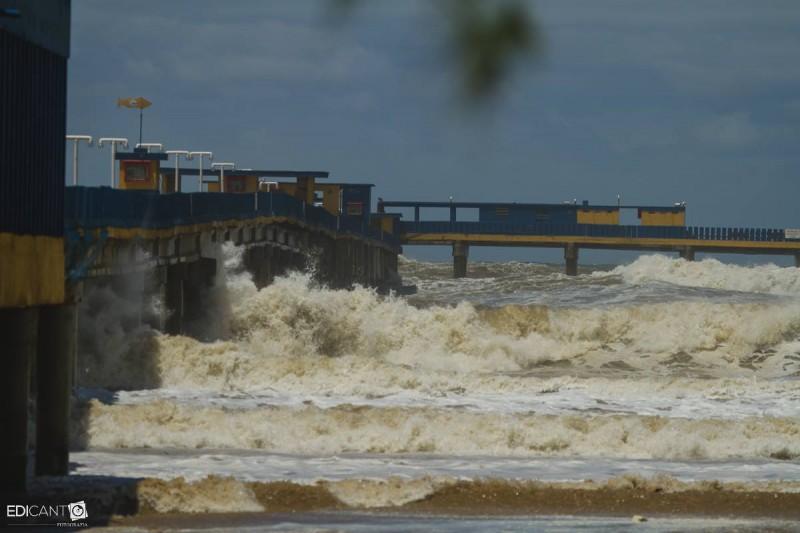 VÍDEO: Vento sul intenso provoca fortes ondas no litoral