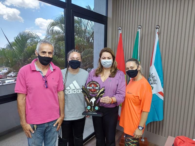 Atleta de Içara é campeã de kickboxing