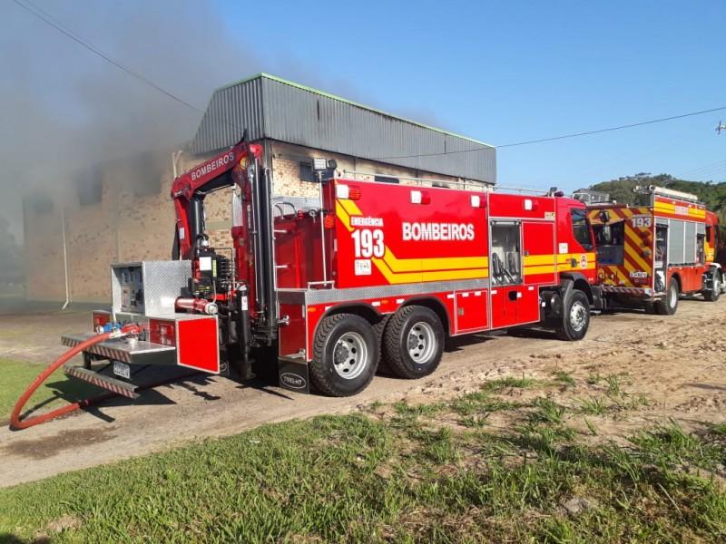 Edificação industrial é atingida por incêndio no Morro dos Conventos